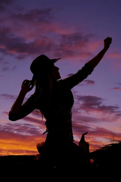 Silhouet van een cowgirl op een zadel — Stockfoto