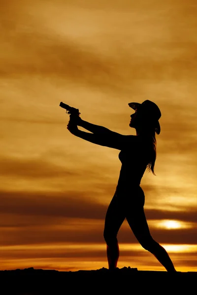 Kadın kovboy silahla silüeti — Stok fotoğraf