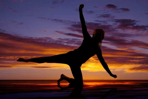 Silhouette di una donna che fa yoga — Foto Stock