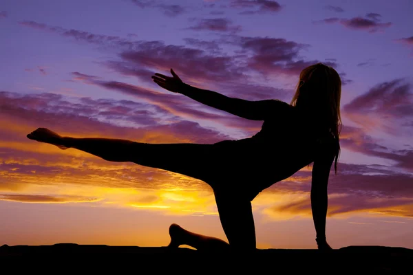 Sziluettjét, egy nő, egy jóga — Stock Fotó