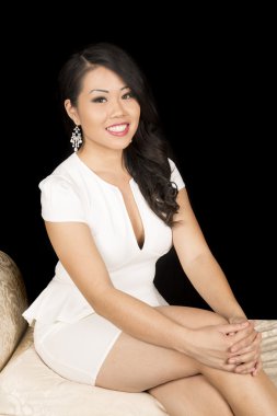 Beyaz elbiseli Asyalı kadın.