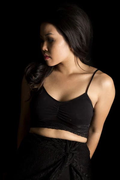 黑色背景上的亚裔女子 — 图库照片