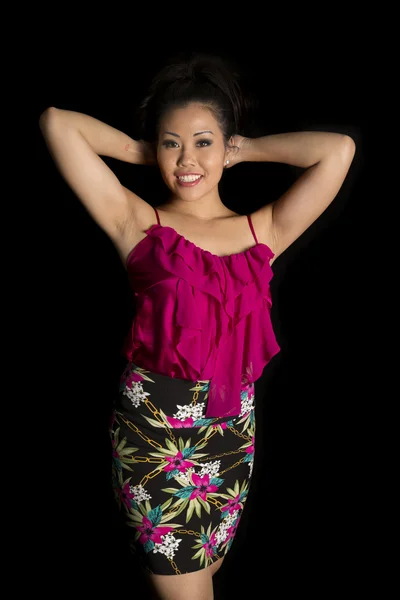 Asiatische Frau auf schwarzem Hintergrund — Stockfoto