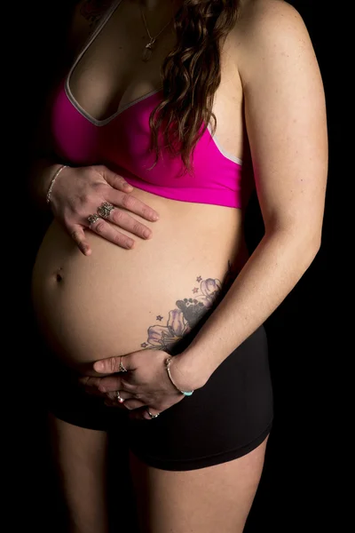 Беременная женщина с татуировкой — стоковое фото