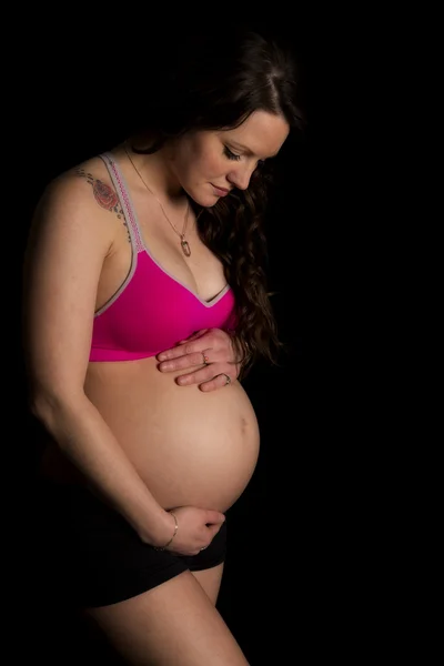 Gravid kvinna i hennes fitness kläder — Stockfoto