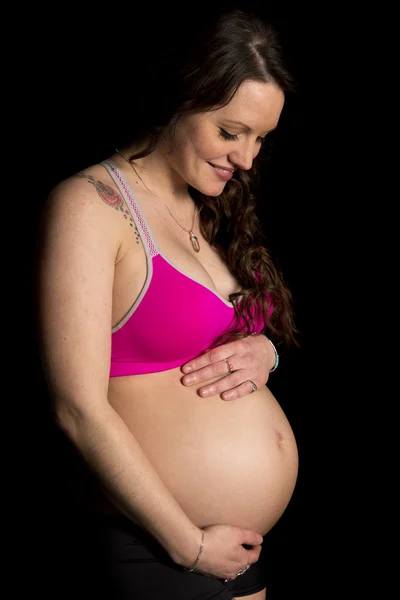 Gravid kvinna i hennes fitness kläder — Stockfoto