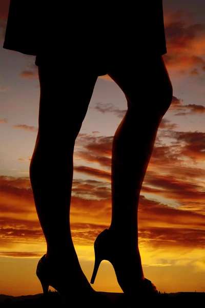 Silhouette di una donna gambe in una gonna corta — Foto Stock