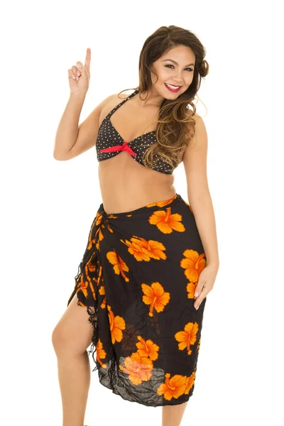 Vrouw in zwarte Bikinitop en sarong — Stockfoto