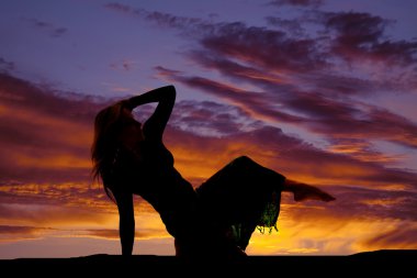 Poz veren bir kadının silueti.