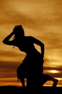 Poz veren bir kadının silueti.