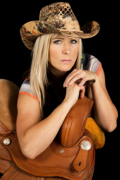Cowgirl stützt sich auf Sattel — Stockfoto
