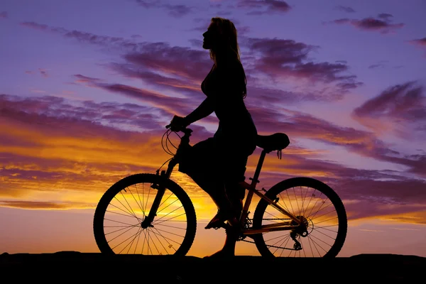 Silhouette of a woman on a bike — Stock Photo, Image