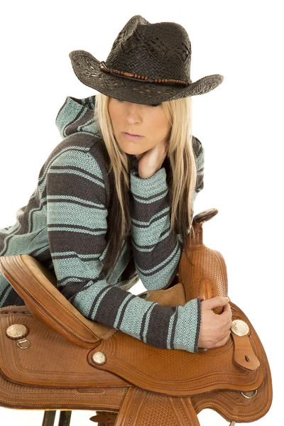 Cowgirl in blauwe en zwarte poncho — Stockfoto