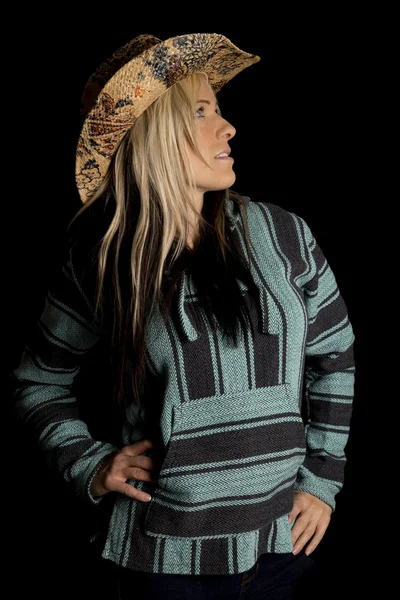 Cowgirl in blauem und schwarzem Poncho — Stockfoto