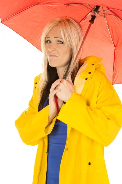 Mulher em casaco de chuva amarelo com guarda-chuva vermelho — Fotografia de Stock