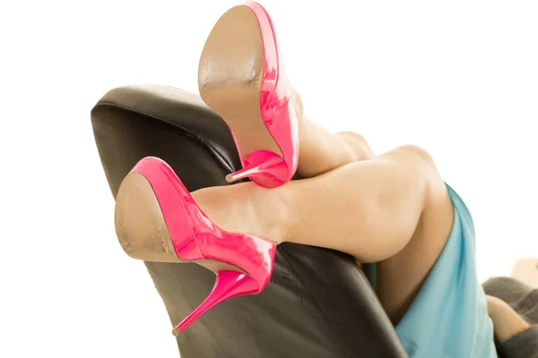 Donna gambe in tacchi rosa — Foto Stock