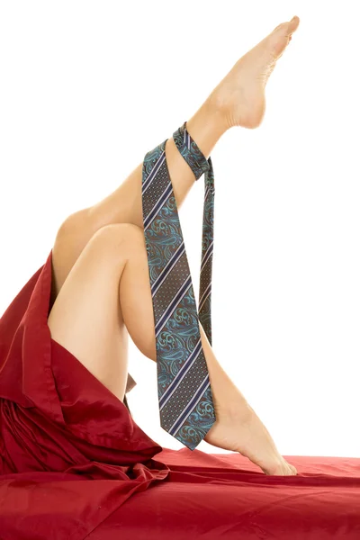 A nő lába mans nyakkendő — Stock Fotó