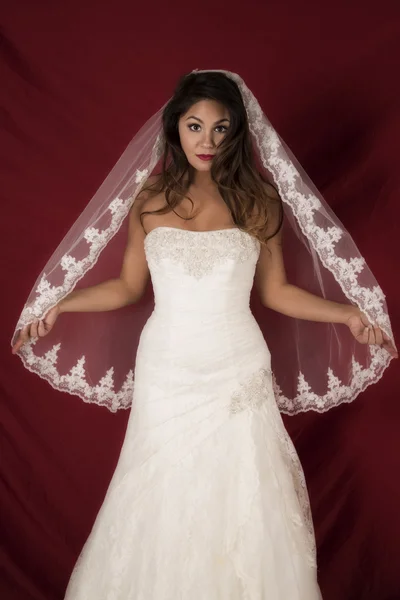 Mulher em um vestido de noiva — Fotografia de Stock