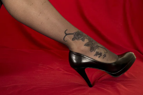 Pernas de mulher em sapatos pretos — Fotografia de Stock