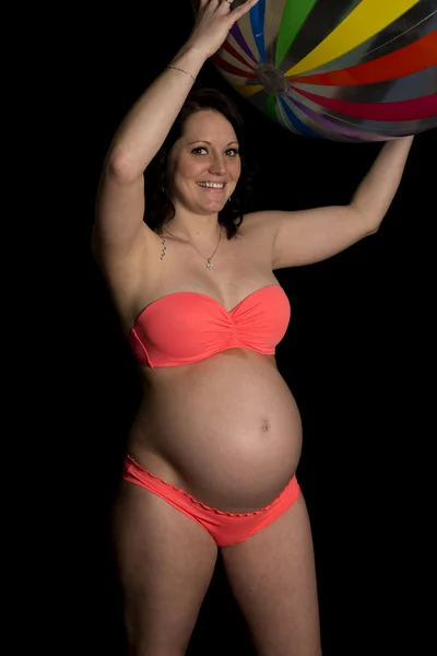 Donna incinta che indossa bikini — Foto Stock