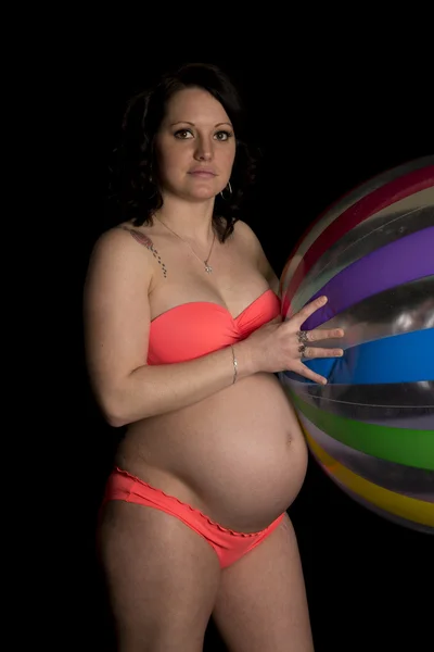 Gravid kvinna bär bikini — Stockfoto