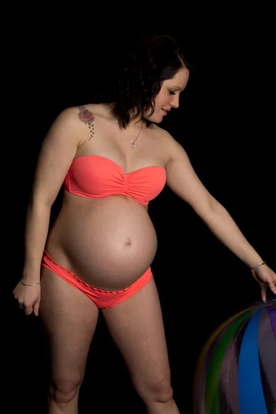 Gravid kvinna bär bikini — Stockfoto