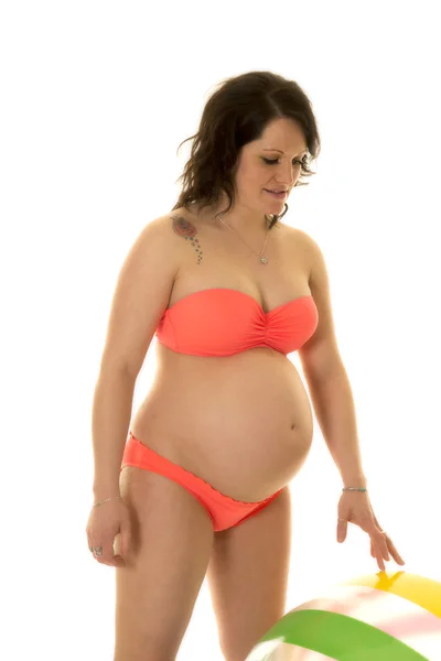 Femme enceinte portant un bikini — Photo