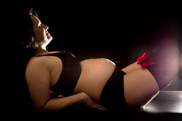 Mulher grávida em roupa de esportes pretos — Fotografia de Stock