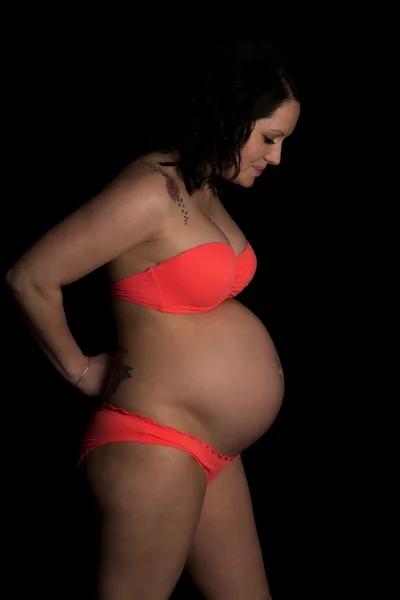 Zwangere vrouw dragen bikini Rechtenvrije Stockfoto's