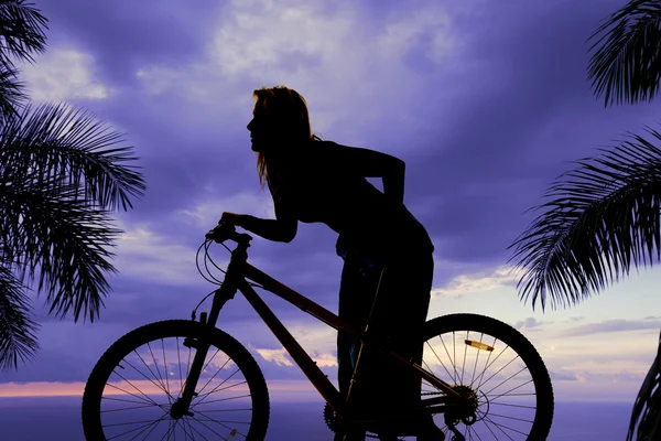 Silhouette einer Frau mit Fahrrad — Stockfoto