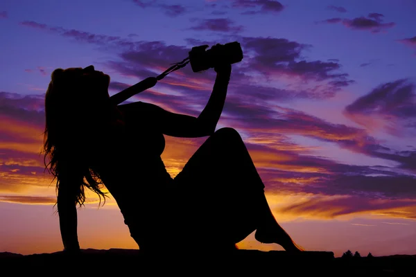 Silhouet van vrouw met camera — Stockfoto