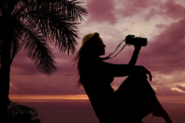 Silhouette di donna con macchina fotografica — Foto Stock