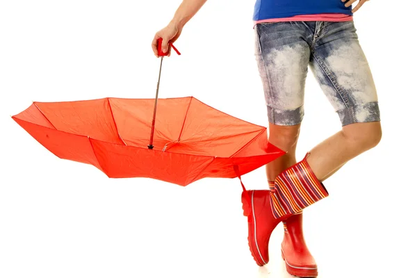 Femme en bottes de pluie avec parapluie — Photo