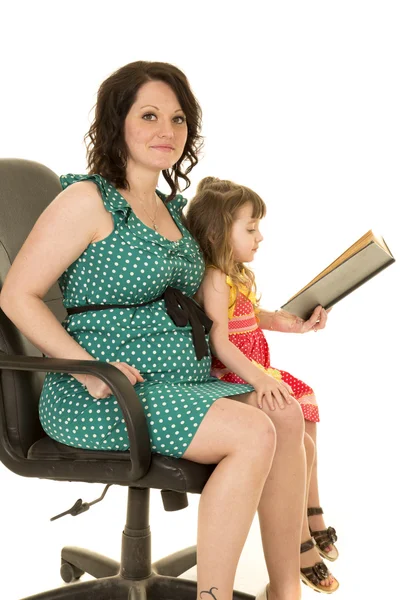 Pregnant woman read to child — Stock Photo, Image