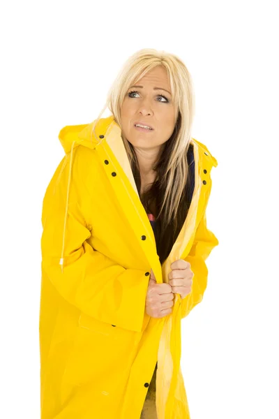 Femme en imperméable jaune — Photo