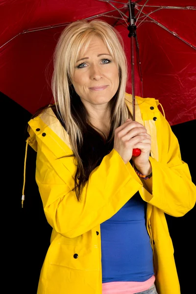 Femme avec parapluie en veste jaune — Photo