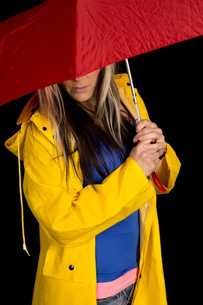 Mulher com guarda-chuva em casaco amarelo — Fotografia de Stock