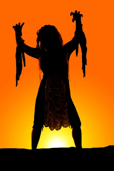 Silhouette einer gruseligen Halloween-Frau — Stockfoto
