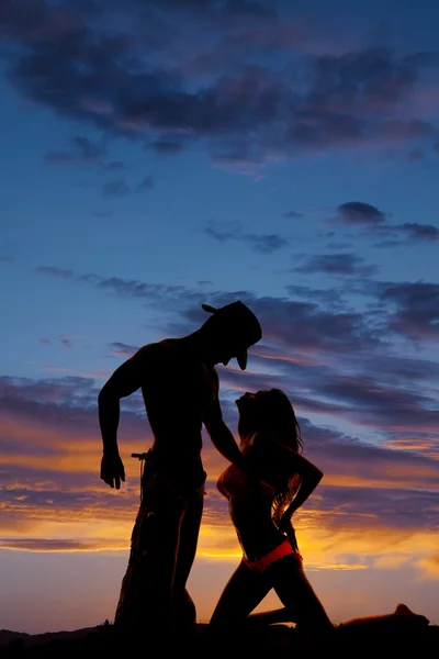 Frau im Bikini mit Cowboy — Stockfoto