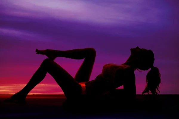 Silhouette einer Frau im Bikini — Stockfoto