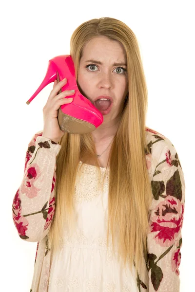 Mujer divertida con zapato rosa — Foto de Stock