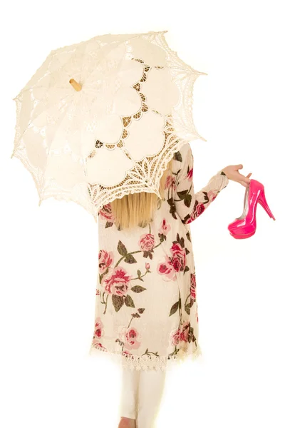 Femme avec des chaussures roses et parapluie — Photo