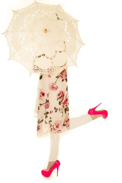 Donna in scarpe rosa con ombrello — Foto Stock