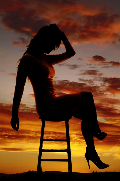 Silhouette de femme assise sur une chaise — Photo