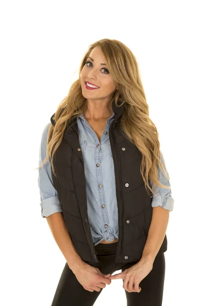 Bella donna bionda in gilet nero — Foto Stock