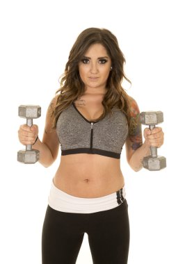 Dambıllarla egzersiz yapan kadın.