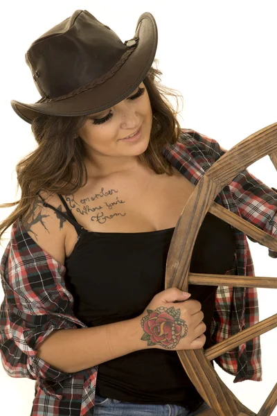 Hermosa mujer vaquera con tatuajes — Foto de Stock