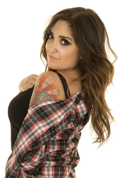 Mooie vrouw met tatoeages — Stockfoto
