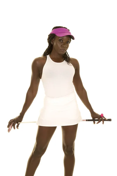 Femme en swing golf blanc avec club — Photo