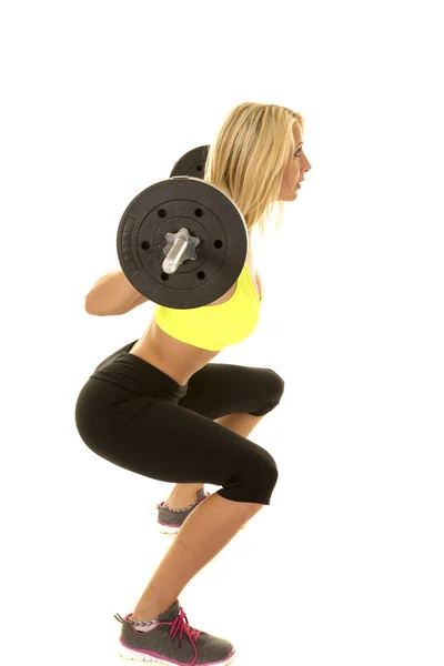 Mujer joven haciendo ejercicio con barra de pesas — Foto de Stock